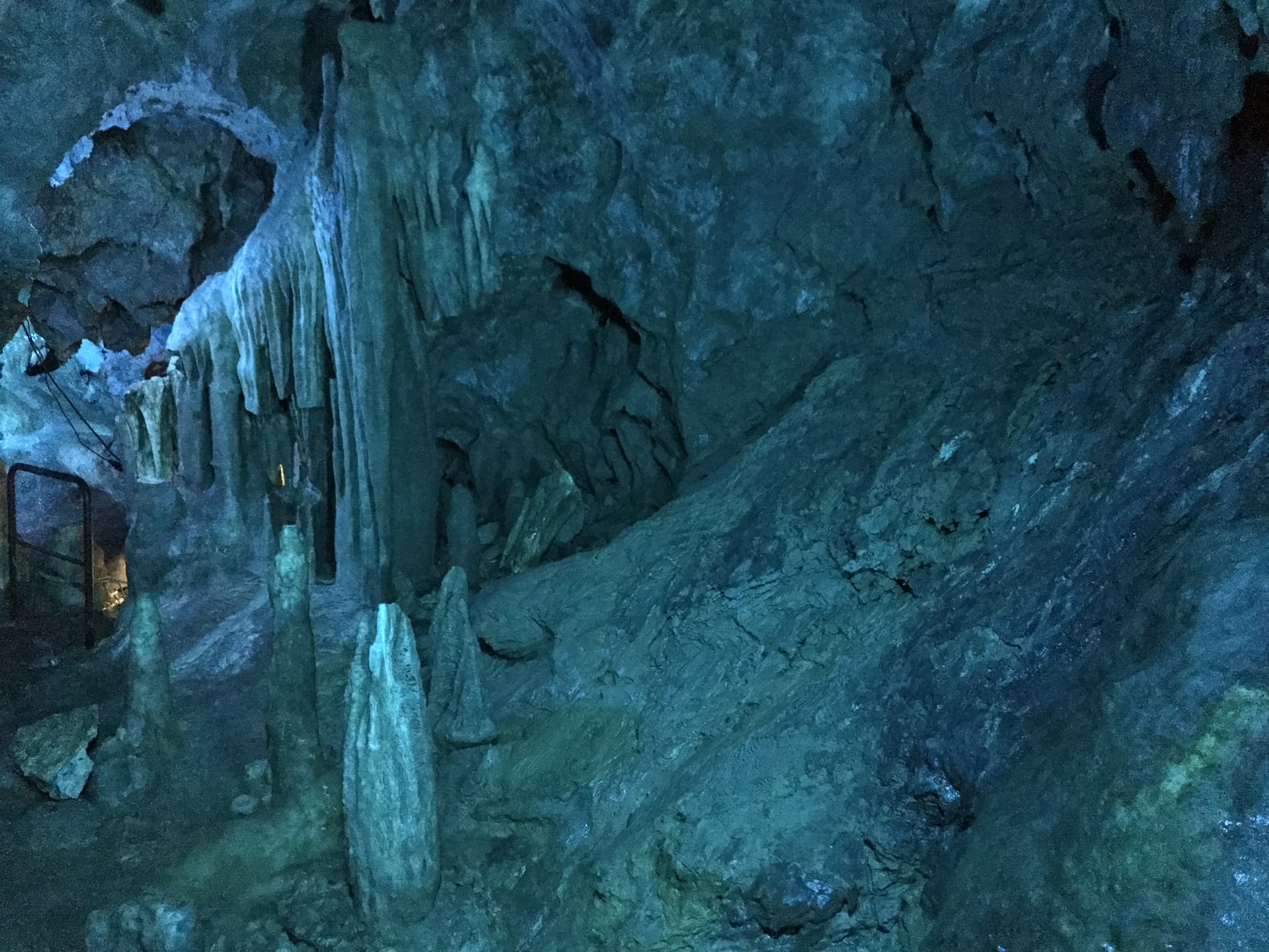 穂積水中鍾乳洞の見どころまとめ。大分県にある日本最大の水中鍾乳洞。