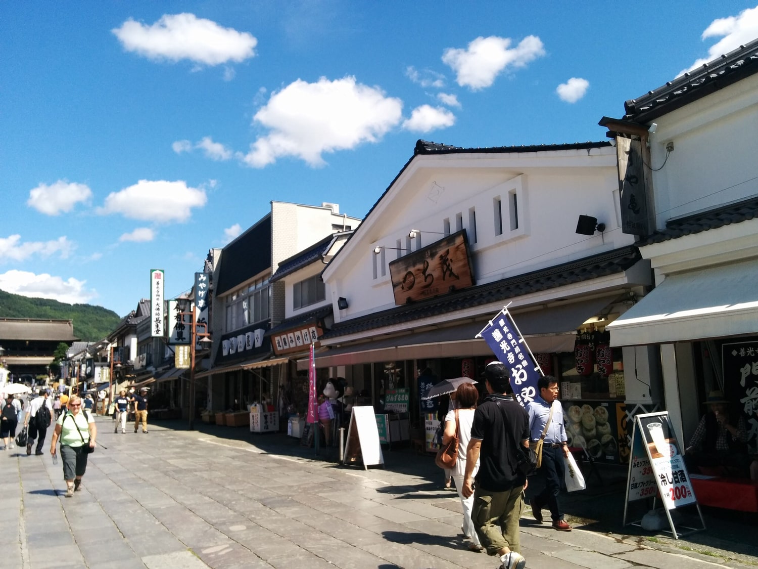 善光寺観光と合わせて訪れたい。表参道商店街を散策しよう。